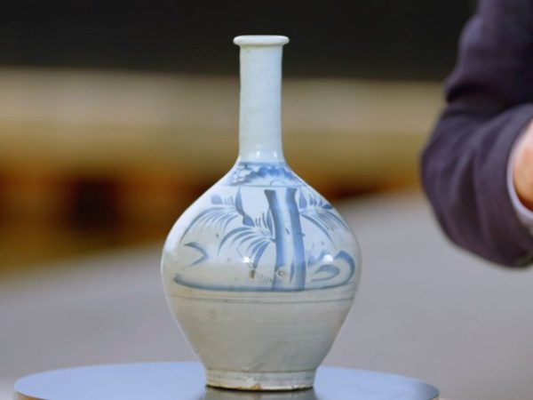 17th century sake bottle bought for £5 valued at £500