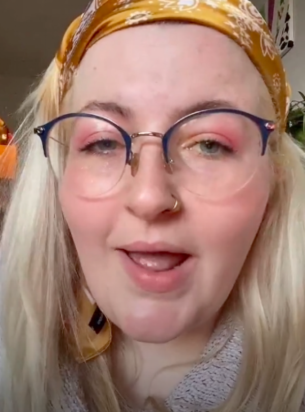 Bride tips waitress who spilled gravy all over her mother-in-law’s white wedding outfit