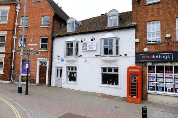 UK pub blasted for banning ‘chavs’ and under-21s