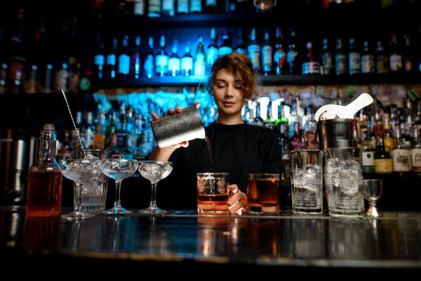 US bars and restaurants suffer employment shortages 