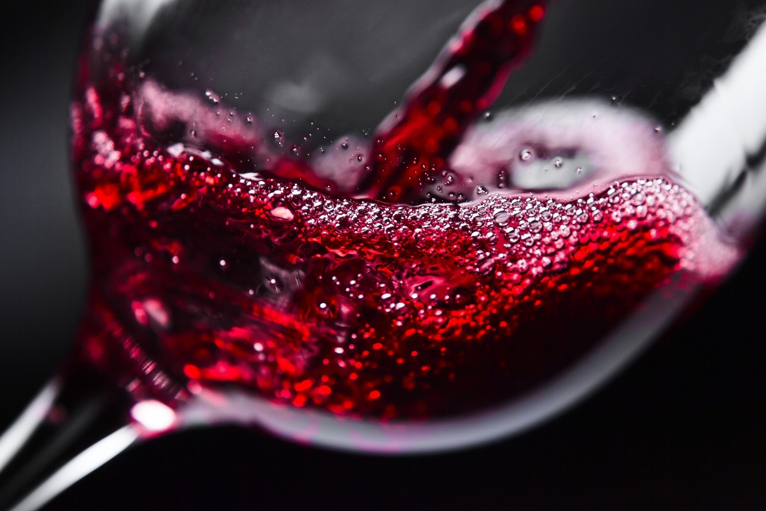 Alcohol-free wine heart benefits - a glass of red wine