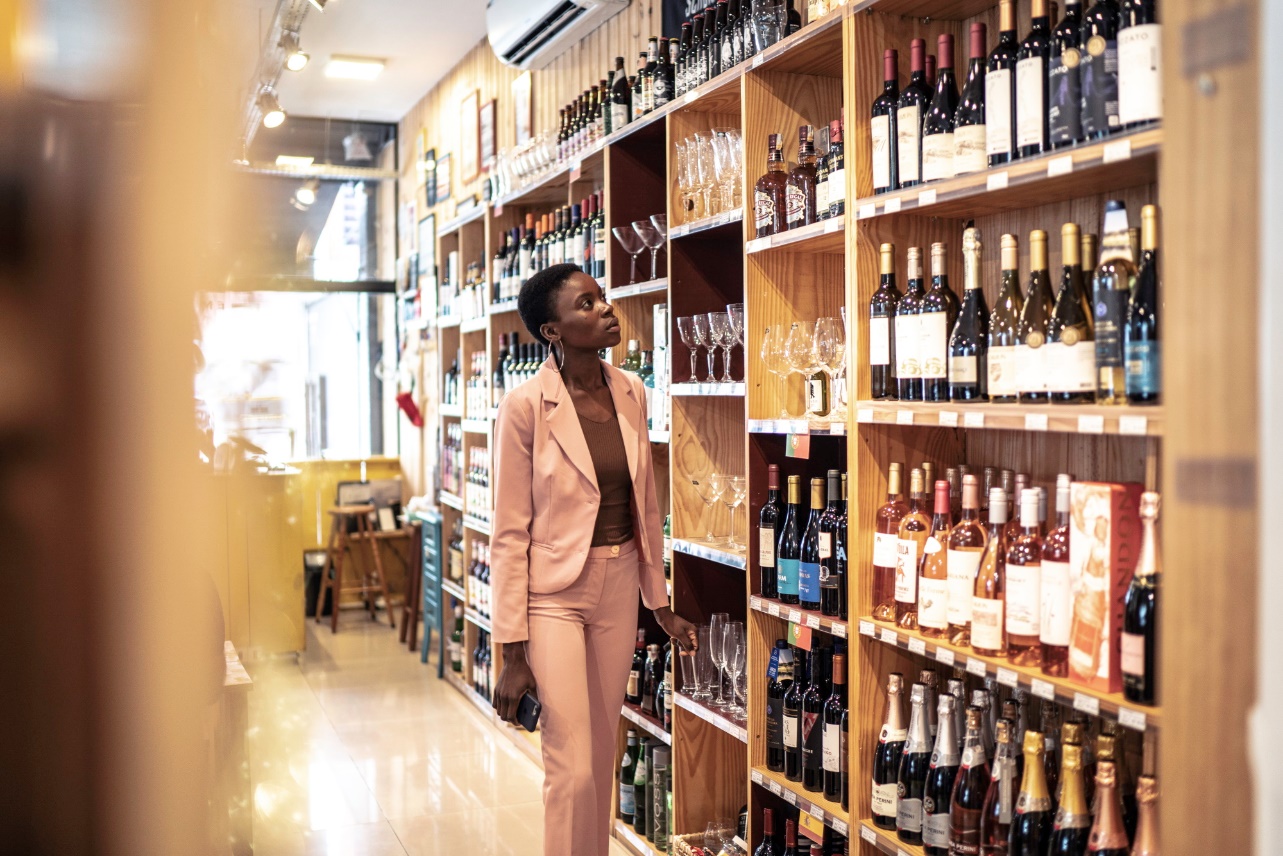 Woman looking at wines: Wines of Germany launches competition to find 2021 retail partners