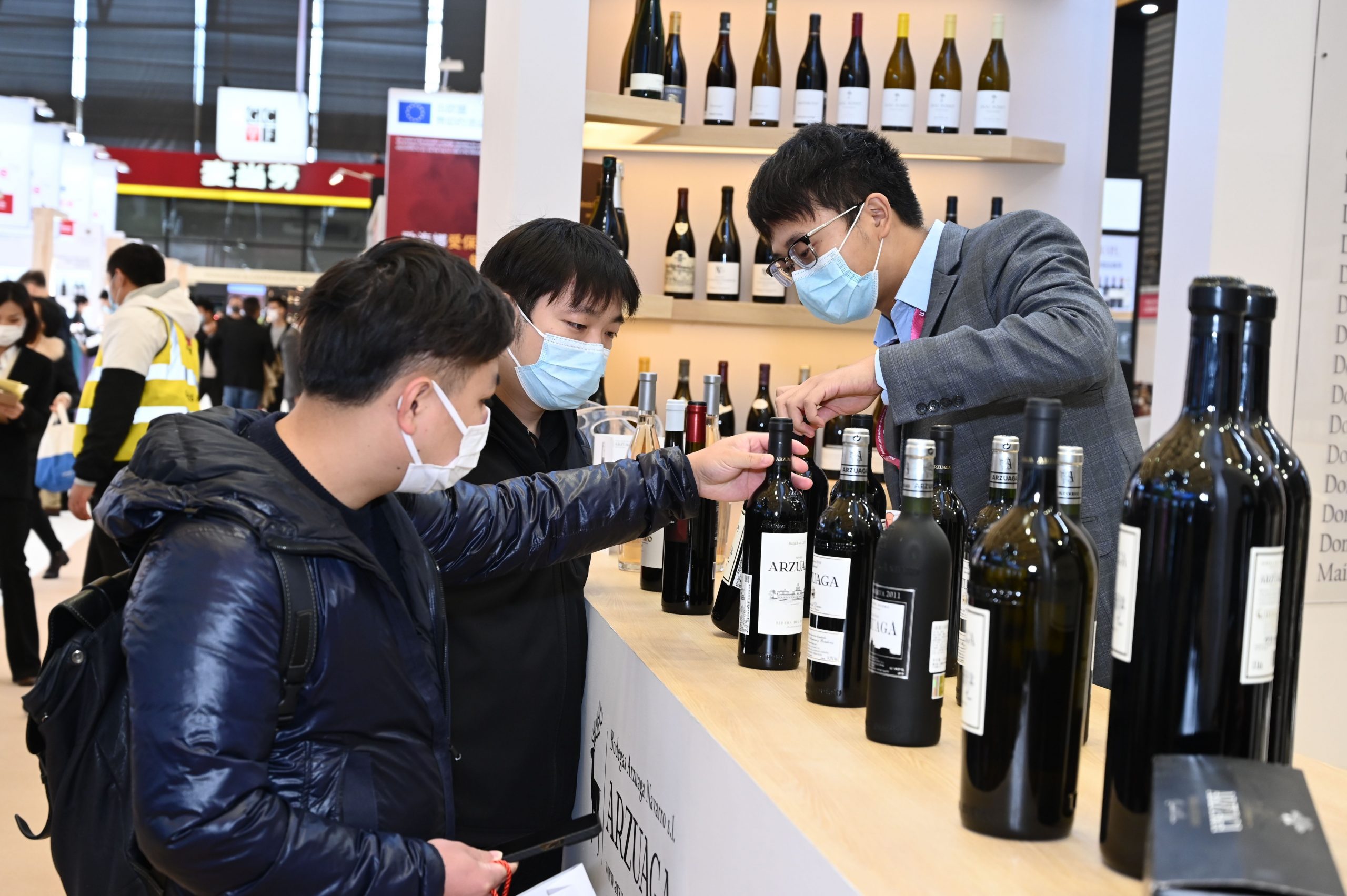 visitors tasting wine: ProWine Shanghai comes to successful conclusion