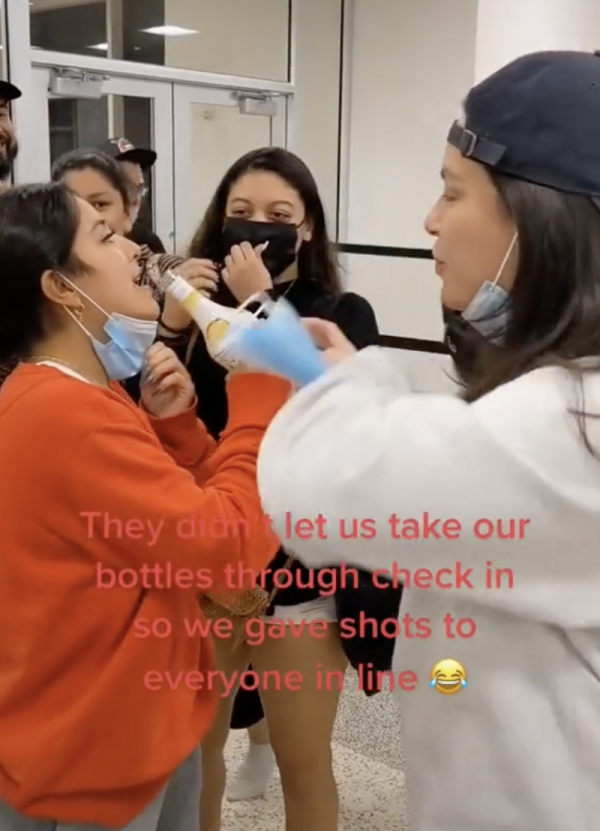 Woman gives out shots of alcohol at airport security so booze doesn’t go to waste