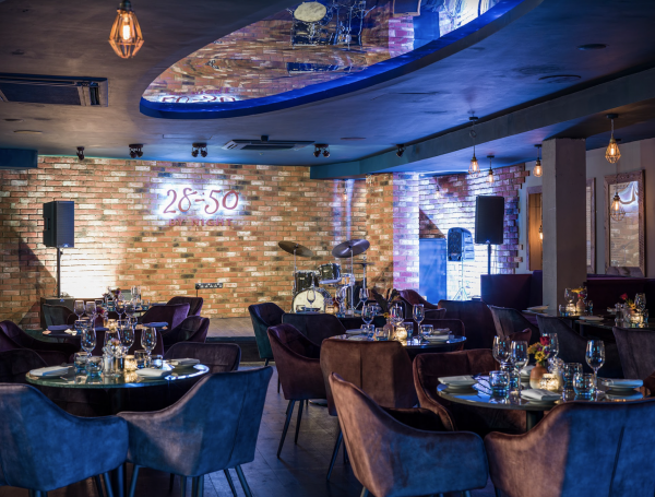 Wine specialist 28°-50° announces late night jazz and blues bar