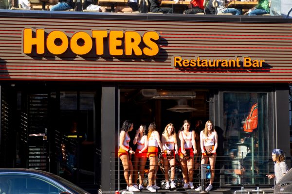 Hooters waitress reveals the things she’s sick of hearing from customers