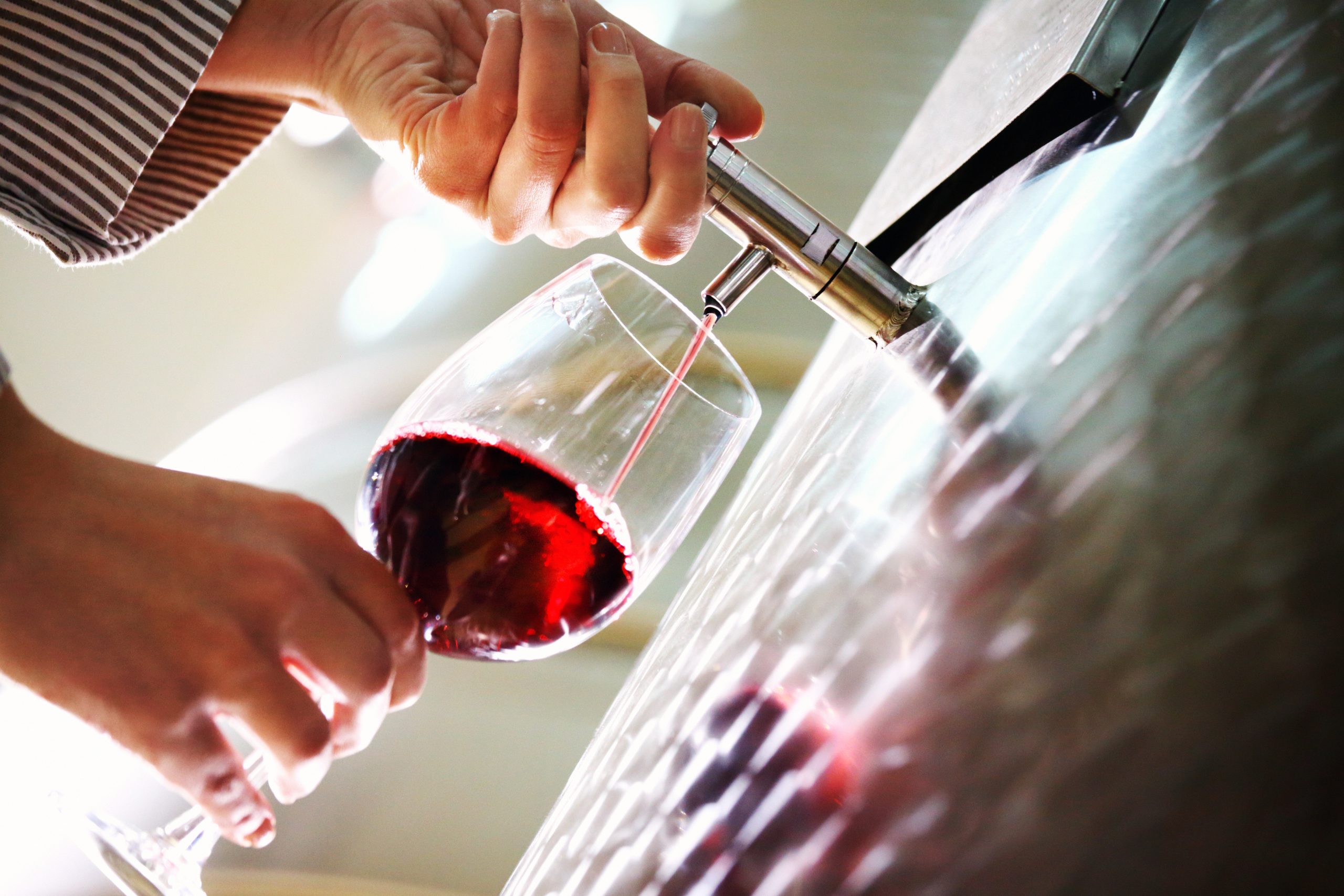 New wine bar lets customers serve themselves from vending machine