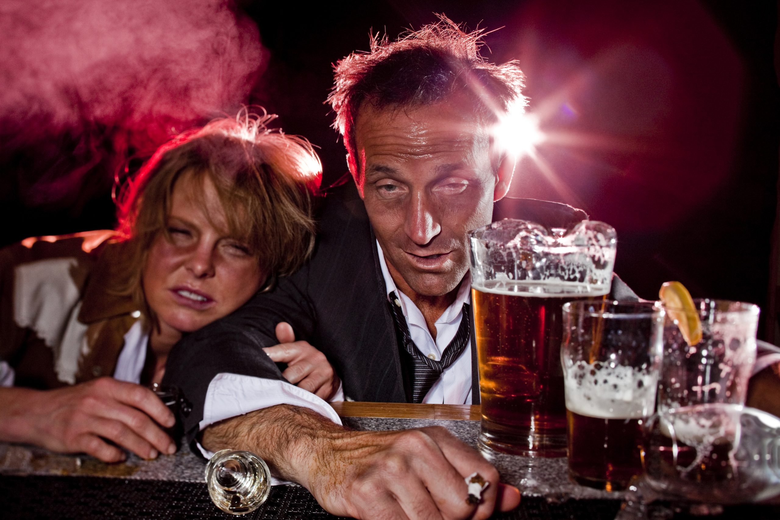 Сценки пьяные. Мужчина и женщина выпивают.