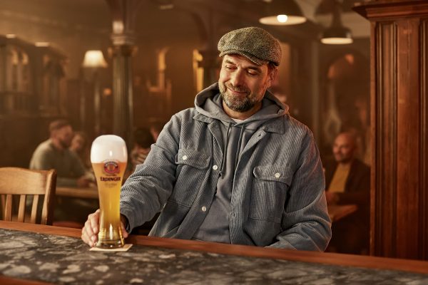 Erdinger and Jürgen Klopp highlight how wheat beer should be served