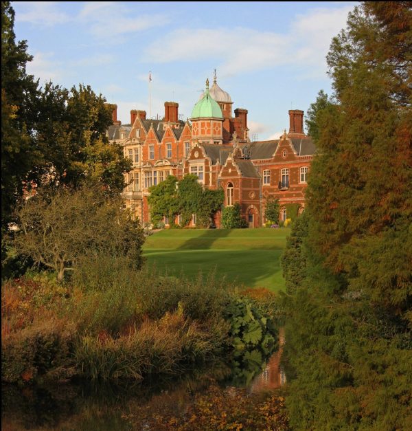 The Queen is opening her own pub, and is on the hunt for a landlord