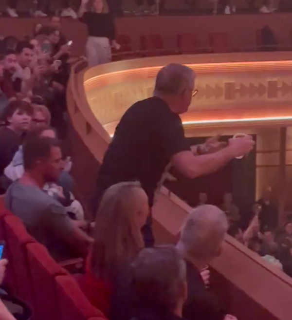 Australian PM skols a beer