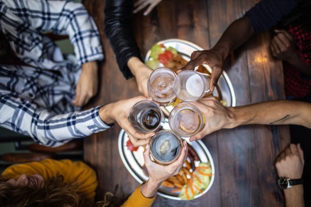 Expert shares how restaurant music can influence your drinking