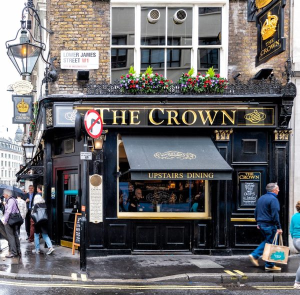 Which monarch has the most pubs named after them?