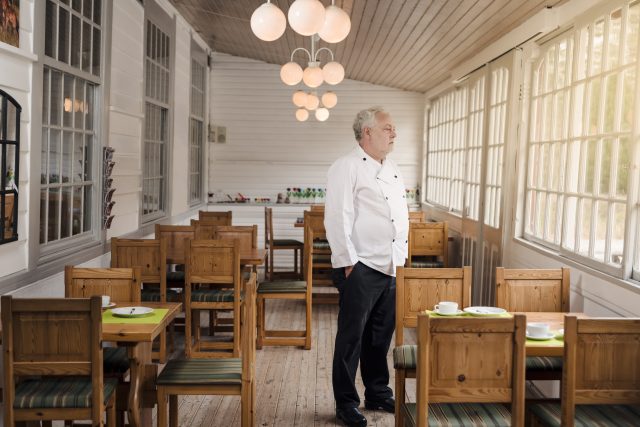 Restaurant owner standing in his empty restaurant: Qatar World Cup bad for UK bars and restaurants