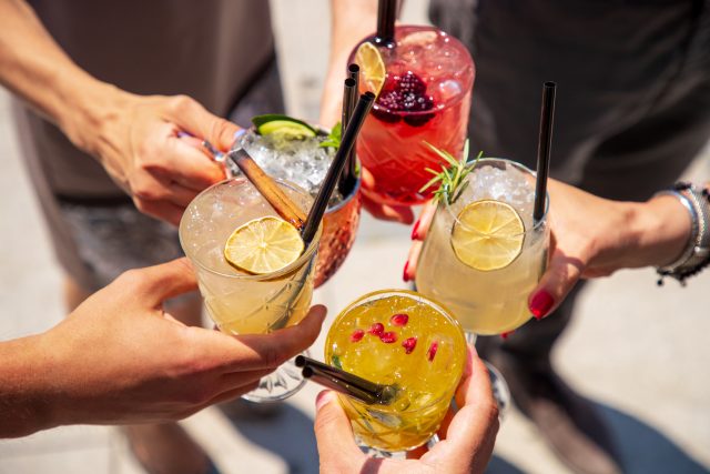 Five people cheers cocktails: Four in five bars to increase range of no and low alcohol drinks