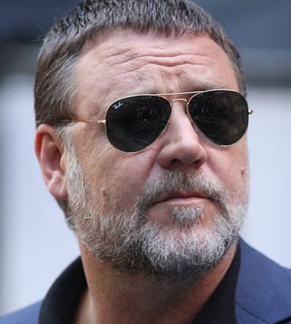 Restaurant feuds with Russell Crowe over dress code