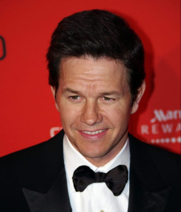 Mark Wahlberg serves Tequila to fans during Dallas tour