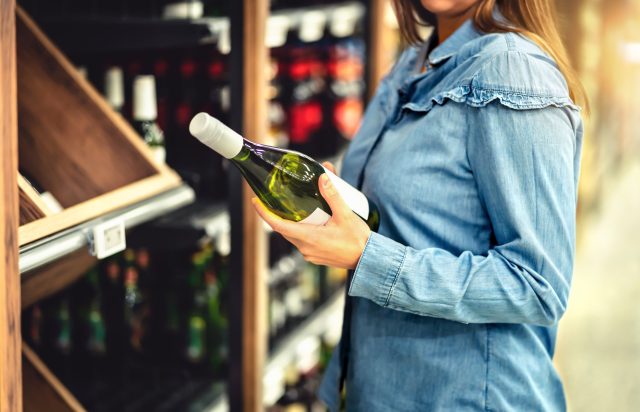 I consumatori scelgono di ridurre la spesa per gli alcolici a causa della pressione sui costi