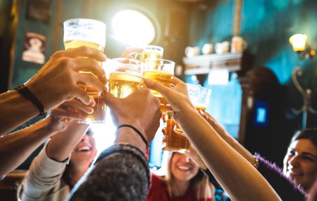 La catena di pub festeggia il 20° compleanno vendendo bevande a prezzi del 2003