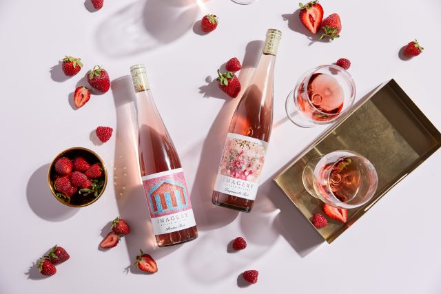 Les étiquettes de vin de la collection Artist Series d'Imagery Estate Winery présentent des œuvres d'art commandées par le vignoble pour les nouveaux produits.
