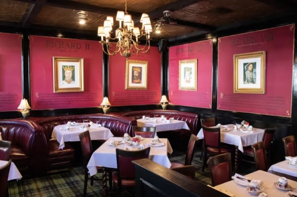 Ex-pats flock to celebrate the coronation at this California pub