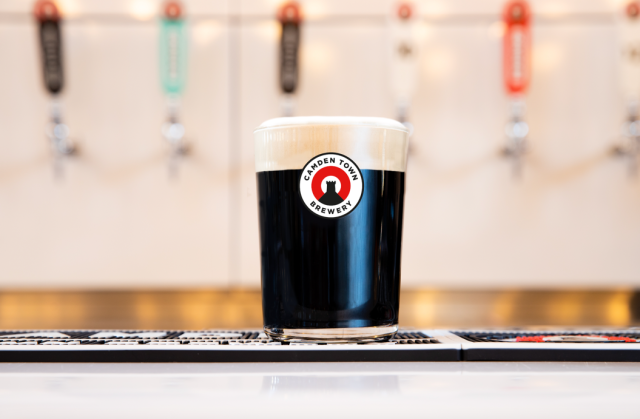 Camden Town Brewery lanza una cerveza negra "más refrescante
