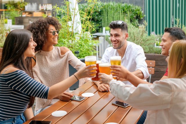 La bière et le cidre dopent les ventes de boissons britanniques à consommer sur place