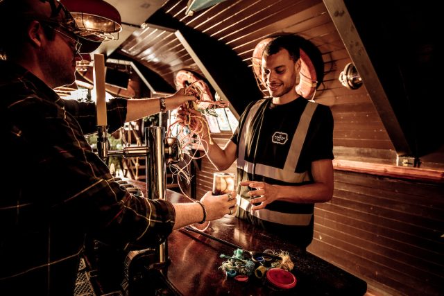 Un bar éphémère propose des cocktails gratuits en échange de déchets.