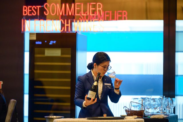 オデットのレスリー・リューがシンガポール最優秀フランスワインソムリエに選ばれる