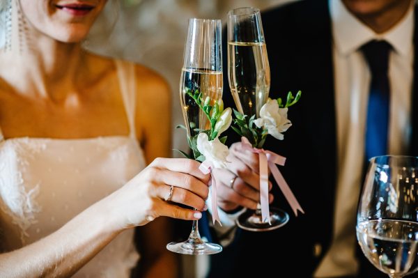A quarter of UK wedding guests don’t drink alcohol on the big day