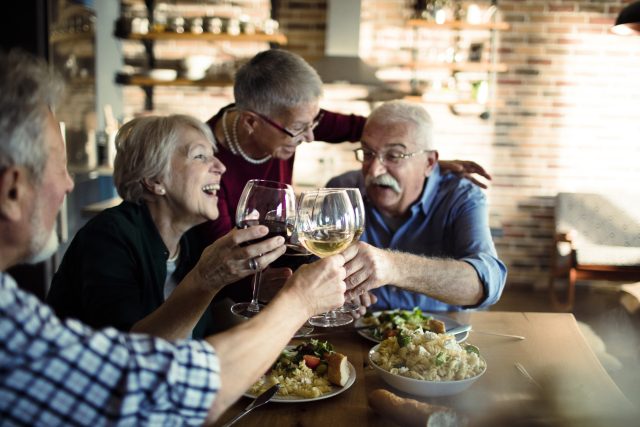 Los adultos mayores beben más en EE.UU., según un estudio