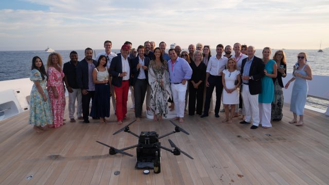 Un drone livre une bouteille de champagne millésimé d'une valeur de 360 £ à un superyacht