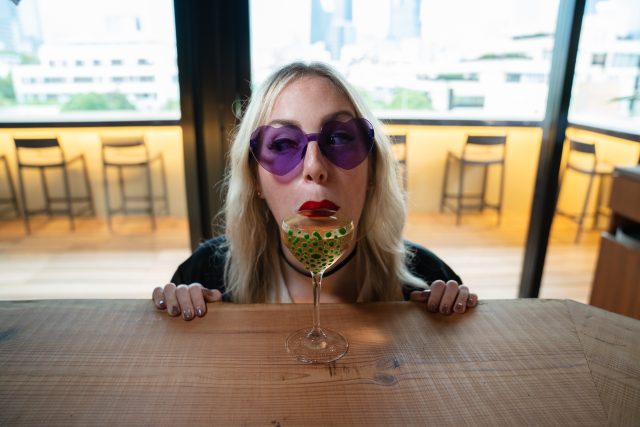 Holly Graham, autora de Cocktails Of Asia, ha abierto las puertas de Tokyo Confidential, un nuevo bar en el barrio japonés de Azabujuban, que se inspira en &quot;una fiesta en casa que se vuelve convenientemente alborotada&quot;.