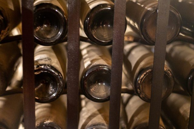 香港税関、密輸ワイン2000本を押収