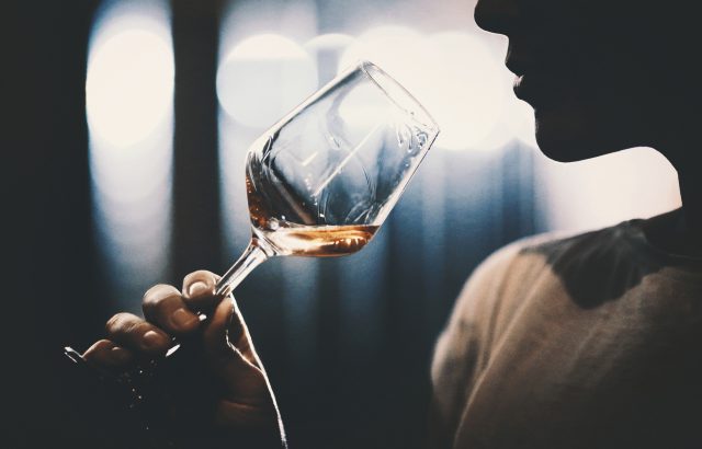 ワインの女性の3人に1人が職場でハラスメントに直面していることが、新たな調査で明らかになった。