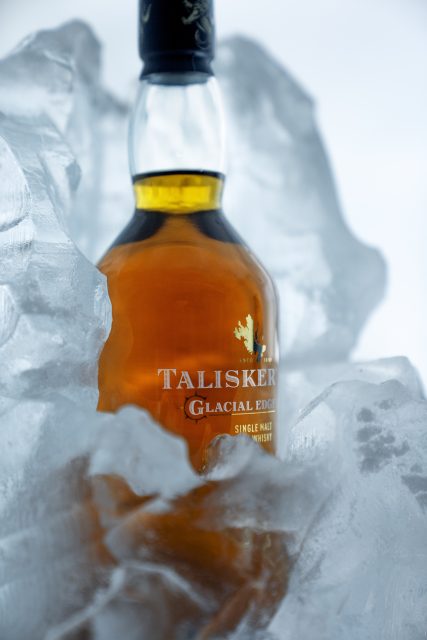 Talisker lanza un whisky escocés acabado en barricas fracturadas por el hielo