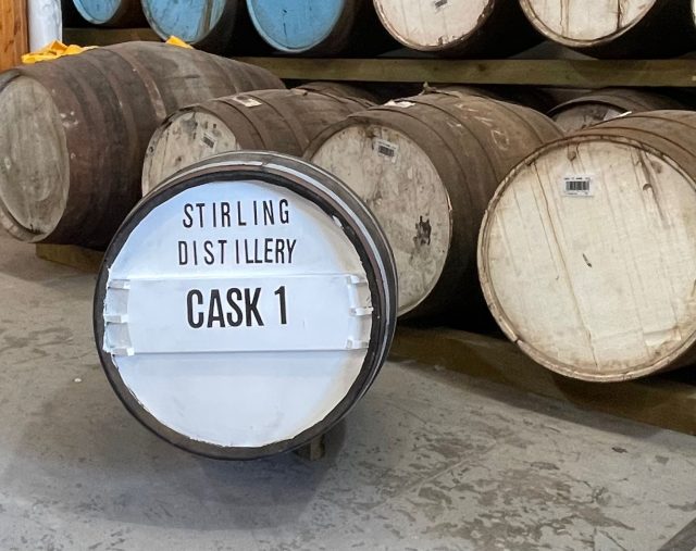 La distillerie de Stirling remplit le premier fût de whisky