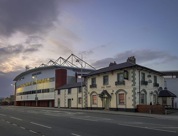 Ex-Wrexham player to open wine bar