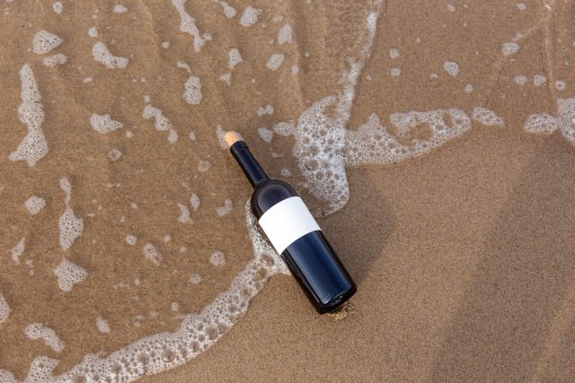 Una empresa japonesa abre solicitudes para envejecer alcohol bajo el mar