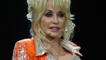 Dolly Parton to launch alcoholic drinks range