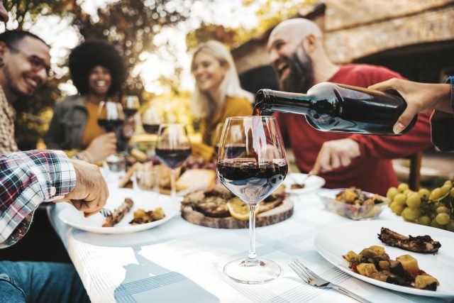 Diminuisce il numero degli italiani che bevono regolarmente vino