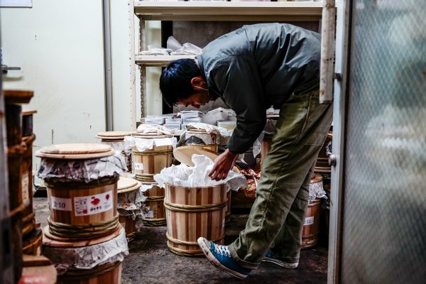 What links Japanese lacquer to wine?