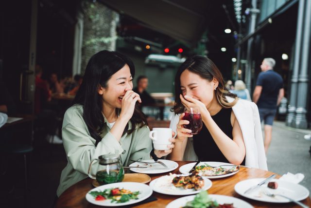 Gen Z diners are increasingly opting to dine early, with bookings up 11% at 6 pm in London and early evening reservations rising across the UK. New OpenTable and Zonal data have revealed a shift in dining patterns, reshaping restaurant operations and drinking habits.