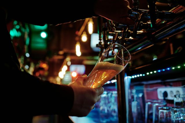 Bars and restaurants in the US have seen a rise in draught beer sales over the last year, “powered by interest in imported brands,” according to new statistics.