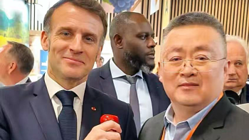 Emmanuel Macron shows support for French and Chinese wine at Paris trade fair