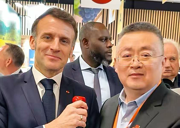 Emmanuel Macron shows support for French and Chinese wine at Paris trade fair