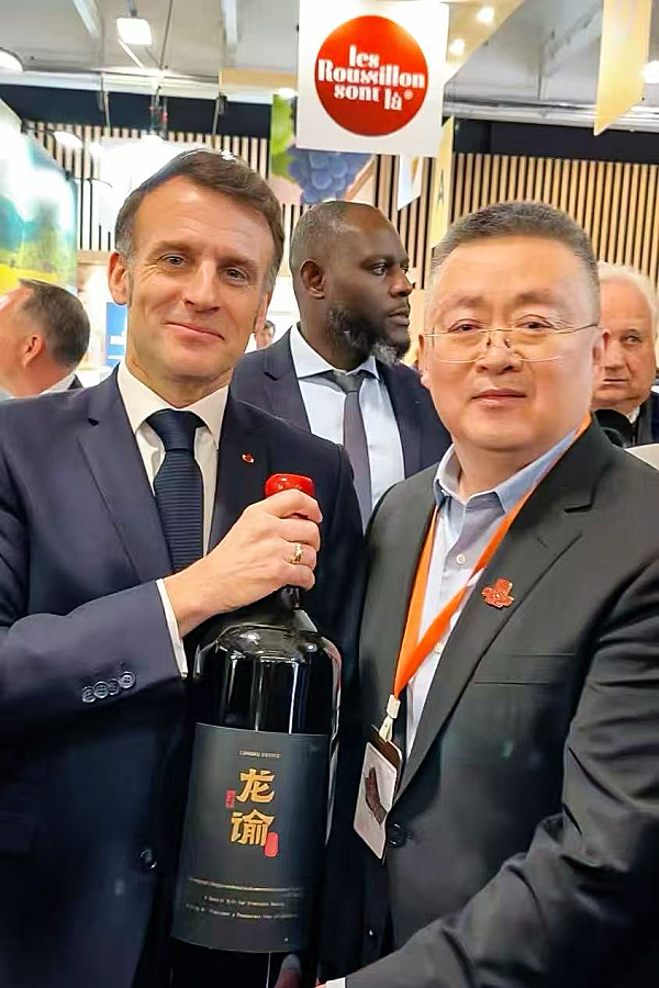 Emmanuel Macron shows support for French and Chinese wine at Paris trade fair