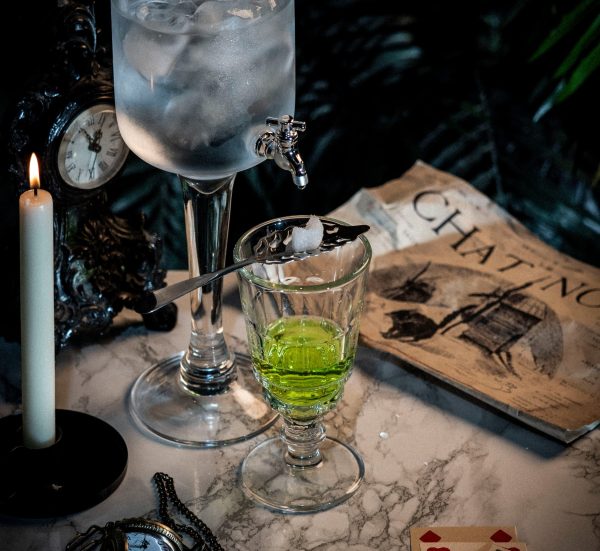 You can now enter a London portal to Paris to drink like it’s 1896