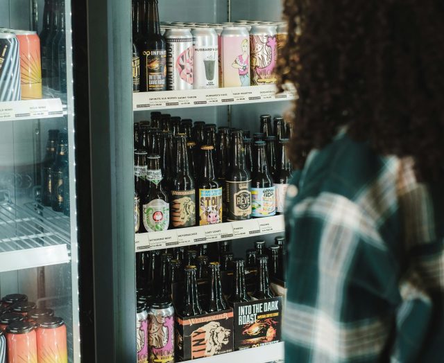 The shift from beer being packaged in cans instead of bottles is “levelling off in the US, according to new research from the Brewers Association (BA). Could this have been impacted by tariffs on aluminium? db finds out.