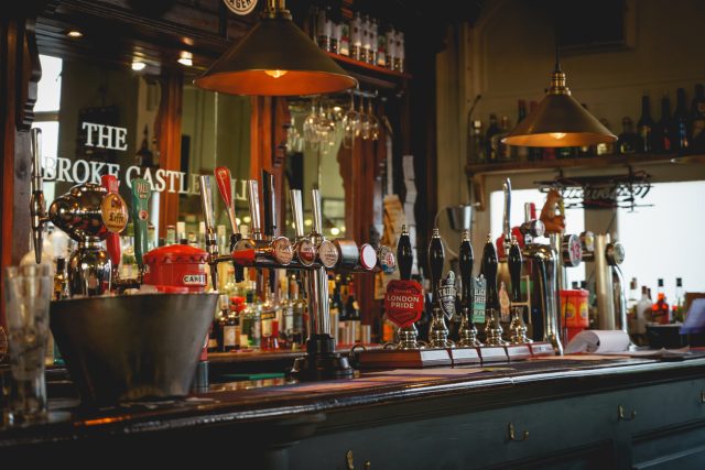 A parliamentary motion has urged the UK Government to require pubs and bars to display drinks prices clearly at the point of order. Supporters argue that rising pint prices make transparency increasingly important for consumers navigating the hospitality sector.